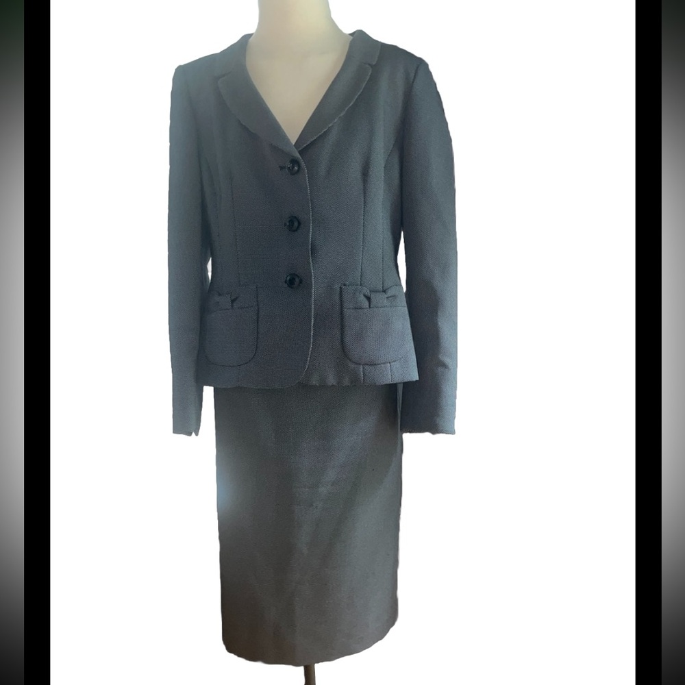 Le Suit 2-piece Knee Length Skirt Suit size 12 grey business career